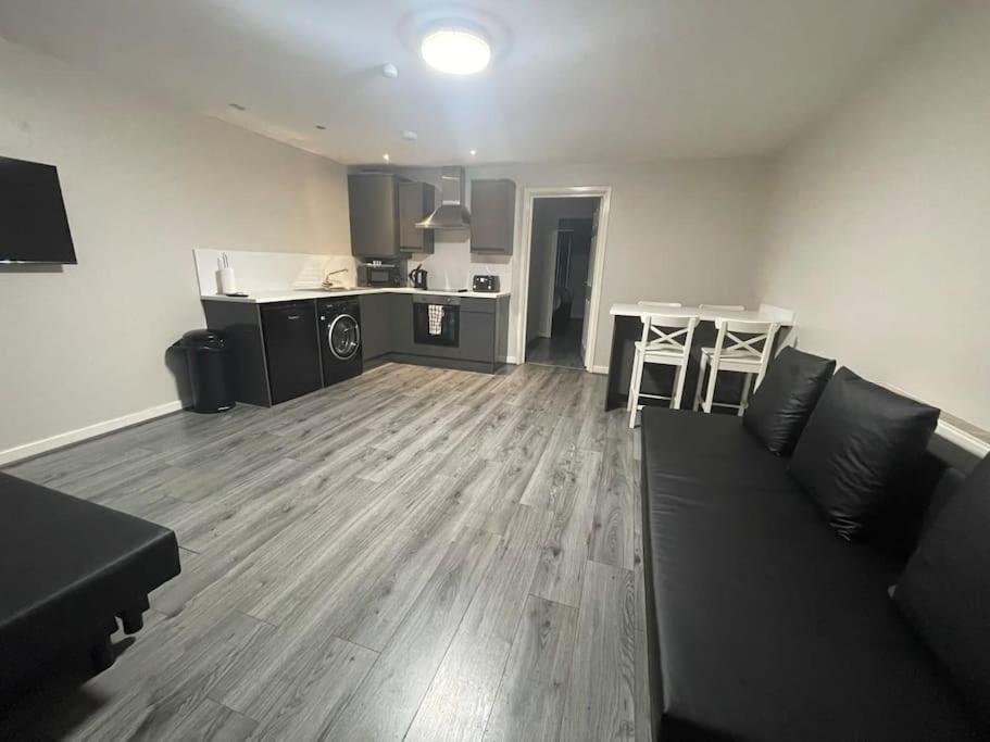 Hosted By Ryan - 2 Bedroom Apartment Λίβερπουλ Εξωτερικό φωτογραφία