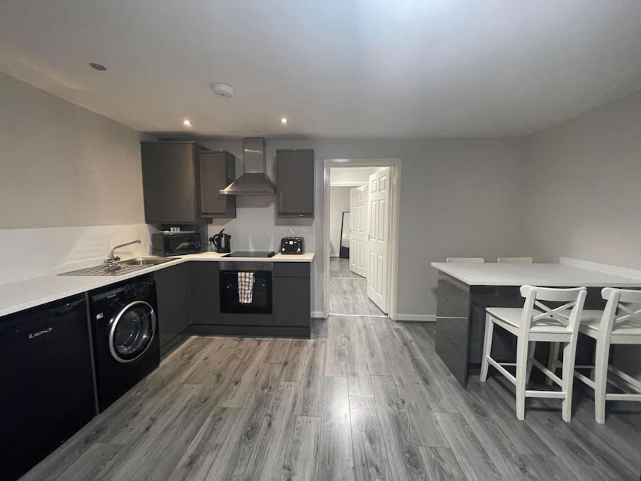 Hosted By Ryan - 2 Bedroom Apartment Λίβερπουλ Εξωτερικό φωτογραφία